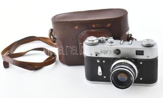 cca 1960-1970 FED-3 szovjet fényképezőgép, 35mm filmformátum, Industar 61 f/2.8 52mm objektívvel, eredeti bőr tokjában / Vintage USSR 35mm film camera, in original leather case