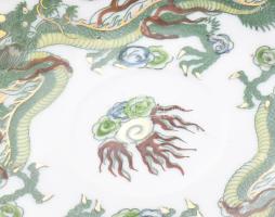 2 darab ritka japán csésze alátéttel. Jelzett, kopással, egyik csészén pattanással, d: 12,5 cm