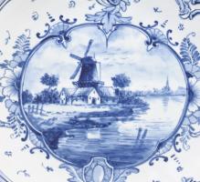 cca 1890-1900, Royal Bonn Delft 7 darab szervírozótál. Jelzett, több mintával, kis kopással, d: 21 c...