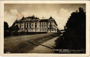 1938 Rimaszombat, Rimavská Sobota; Tompa tér, Vármegyeháza / square, county hall + "1938 Rimaszombat visszatért" So. Stpl. (fl)