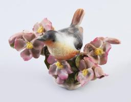 Herend virágos ágon ülő madárka. Jelzett, szirmokon sérülésekkel, m: 7,5 cm