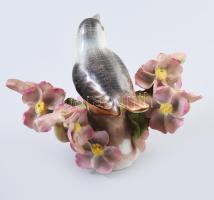 Herend virágos ágon ülő madárka. Jelzett, szirmokon sérülésekkel, m: 7,5 cm