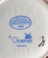 Hummel zenét hallgató lány. Jelzett, kézzel festett, hibátlan, m: 8,5 cm