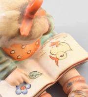 Hummel mesét olvasó kislány. Jelzett, kézzel festett, hibátlan, m: 12 cm