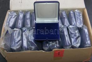 20db vadonatúj díszdoboz, eredeti csomagolásban, 50mm átmérőjű érmékhez, kék színben! Új ár töredékéért kikiáltva, alkalmi vétel!