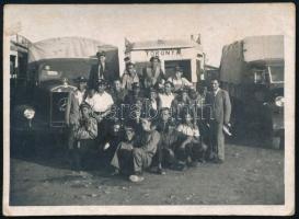 cca 1940-1942 MÁVAUT Mercedes teherautó és busz, a buszon "Toronya" (Kárpátalja) helységnév, előtte sofőrök, foó, 6×9 cm