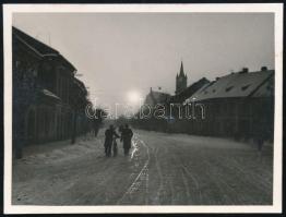 cca 1940-1942 Beszterce (Erdély), utcarészlet, a háttérben az evangélikus templom, fotó, 7,2×9,6 cm