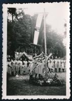 1939 Gödöllő, Pax Ting leánycserkész világtalálkozó jamboree, zászlófelvonás, hátoldalon feliratozott fotó, 9×6 cm