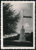 1936 Esztergom, országzászló, hátoldalon feliratozott fotó, 6×9 cm