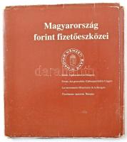 Magyarország forint fizetőeszközei. MNB kiadás az 1990-es évekből, bankjegyek és emlékpénzek, mappában (2xklf) Használt állapotban