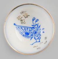 Japán porcelán katonai szakés csésze. cca 1940-1944, fősereg, 29. gyalogezred, Tazaki tulajdonosi megjelöléssel. Japán zászló és cseresznyevirág díszítésekkel. Szájánál kis pattogzással, d: 5,5 cm, m: 3,5 cm