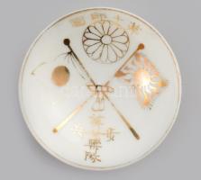 Japán porcelán katonai szakés csésze. cca 1940-1944, 10. hadosztály, 20. gyalogezred, 2. zászlóalj, 5. század feliratokkal. Japán páros zászló és krizantémvirág díszítéssel. Minimális kopással, d: 8 cm, m: 3,5 cm