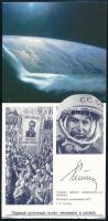 Oleg Makarov (1933-2003) szovjet űrhajós aláírása őt magát ábrázoló bélyegzett kártyán/ Signature of Oleg Makarov (1933-2003) Soviet astronaut on card