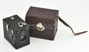 cca 1950 Zeiss Ikon Box Tengor ollfilmes kamera, Goerz Frontar objektívvel, egyik oldala erősen kopott, sérült dobozában