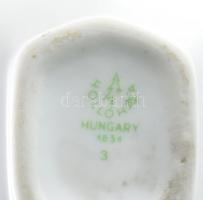 5 darab magyar porcelán tárgy, közte Hollóházi minivázák, Zsolnay kávés csésze. Jelzett, kopással