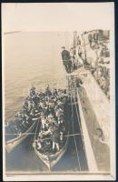 1915 Az S.M.S. Babenberg osztrák-magyar hadihajó matrózai visszamásznak a fedélzetre egy partraszállási manőver után. Fotólap / Black-and-white photo postcard Two boatloads of marines in full uniform clamber on board S.M.S. Babenberg, possibly following a landing maneuver.