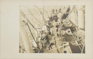 1915 Az S.M.S. Babenberg osztrák-magyar hadihajó matrózai őrzik a 7 cm-es ágyukat. Fotólap / Black-and-white photo postcard Sailors are manning the 7-cm guns of S.M.S. Babenberg.