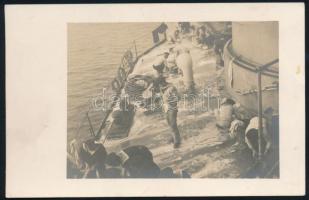 1915 Az S.M.S. Babenberg osztrák-magyar hadihajó matrózai tisztítják a hajót szénrakodás után. Fotólap / Black-and-white photo postcard Buckets, brushes, and rags in hand, sailors engage in the back-breaking chore of making S.M.S. Babenberg ship-shape after loading coal.