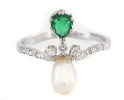 14k fehérarany (Au) gyűrű smaragd, gyöngy és gyémánt ékítéssel. Fazettált és brilliáns csiszolással ...