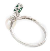 14k fehérarany (Au) gyűrű smaragd, gyöngy és gyémánt ékítéssel. Fazettált és brilliáns csiszolással ...