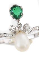 14k fehérarany (Au) gyűrű smaragd, gyöngy és gyémánt ékítéssel. Fazettált és brilliáns csiszolással ...