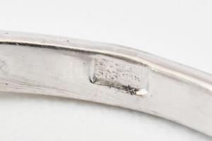 14k fehérarany (Au) gyűrű smaragd, gyöngy és gyémánt ékítéssel. Fazettált és brilliáns csiszolással ...