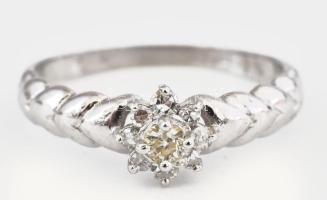 14k fehérarany (Au) új eljegyzési gyűrű gyémánt ékítéssel. Achtkant csiszolás, TCSi WS1 0,06 ct össz...