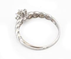 14k fehérarany (Au) új eljegyzési gyűrű gyémánt ékítéssel. Achtkant csiszolás, TCSi WS1 0,06 ct össz...