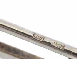 14k fehérarany (Au) bross smaragd és zománc ékítéssel . 0,4 ct 2,4 g