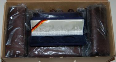 15db használatlan, egyenként két férőhelyes díszdoboz, kék és barna színben, vegyes méretű érmékhez, benne szépséghibásak