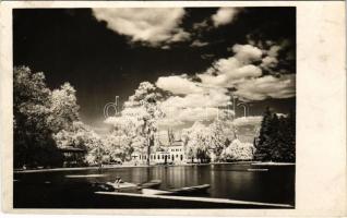 1944 Kolozsvár, Cluj; Sétatéri tó, evezős csónakok / lake, promenade, rowing boats. Fotofilm photo