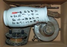 Vegyes bolhapiac tétel, benne: kínai porcelán váza, régi szerszámok, alkohollal működő főzőszerkezet, teásdoboz és egy 50-es évekből származó horgászorsó