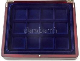Mahagóni fa érmetartó kazetta bársonybéléssel, 12db 50x50mm férőhelyű kivehető tálcával, új állapotb...
