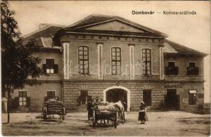 1916 Dombóvár, Korona szálloda és kávéház, lovaskocsik. Vasúti levelezőlapárusítás 3100. (fl)