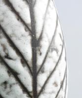 Hódmezővásárhelyi barna-fehér mázas váza. Jelzés nélkül, kis pattogzással, m: 28 cm