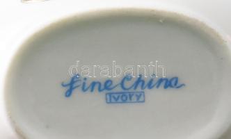 2 darab porcelán ibolyaváza, közte meggy mintával. Jelzett, hibátlan, m: 8-8,5 cm