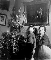 Iványi Grünwald Béla (1867-1940): Festő és aktmodellek. Olaj, vászon, jelezve jobbra lent. Restaurál...