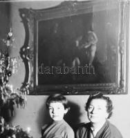 Iványi Grünwald Béla (1867-1940): Festő és aktmodellek. Olaj, vászon, jelezve jobbra lent. Restaurál...