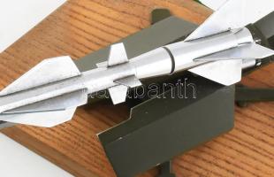 Szovjet rakétaindító állvány makett, Mozgatható fém, fa alapon 37 cm