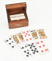 Kártyatartó doboz, réz berakásokkal, márkajelzéssel, benne 2 pakli kártya, 12x8x8 cm