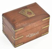 Kártyatartó doboz, réz berakásokkal, márkajelzéssel, benne 2 pakli kártya, 12x8x8 cm