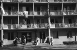 cca 1960 és 1975 között készült privát felvételek Balatonlellén (csónakázás, fürdés, ellenfényes akt...