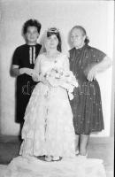 cca 1965 ,,Cigány esküvő", Marinkay István (1920-?) veszprémi fotóművész hagyatékából 80 db vintage NEGATÍV (portrék, párosképek, csoportok, zenész stb.), 24x36 mm