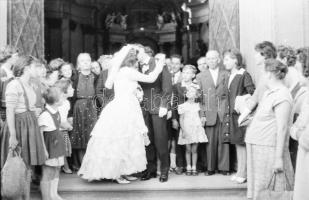 cca 1965 ,,Cigány esküvő", Marinkay István (1920-?) veszprémi fotóművész hagyatékából 80 db vin...