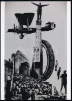 cca 1923 Rodcsenko, Alexandr Mihajlovics (1891-1956) szovjet - orosz avantgard képzőművész fotómontázsa, Kotnyek Antal (1921-1990) budapesti fotóriporter hagyatékában fellelt negatív modern nagyítása, jelzés nélkül, 21x15 cm