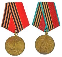 Szovjetunió 1985. "A Nagy Honvédő Háborúban aratott győzelem 40. évfordulója" sárgaréz kitüntetés mellszalagon (32mm) + Oroszország 1995. "A Nagy Honvédő Háborúban aratott győzelem 50. évfordulója" sárgaréz kitüntetés mellszalagon (32mm) T:AU Soviet Union 1985. "40th anniversary of victory in the Great Patriotic War 1941-1945" brass decoration with ribbon (32mm) + Russia 1995. "50th anniversary of victory in the Great Patriotic War 1941-1945" brass decoration with ribbon (32mm) C:AU