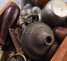 2 fióknyi vegyes régi fém tárgy, kulcsok, veretek, díszek, bélyegző, stb