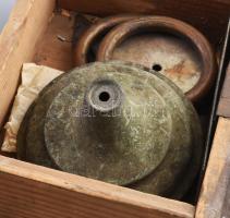 2 fióknyi vegyes régi fém tárgy, kulcsok, veretek, díszek, bélyegző, stb