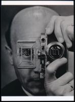 1952 Umbo (eredetileg Otto Maximilian Umbehr (1902-1980)) német fotóriporter felvétele (Önarckép), 1 db modern nagyítás, jelzés nélkül, a néhai FOTÓ újság (1954-1989) archívumából, 21x15 cm