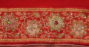 Bordó, szegélyén arany mintával és gyöngyökkel díszített stóla, kb. 235x100 cm